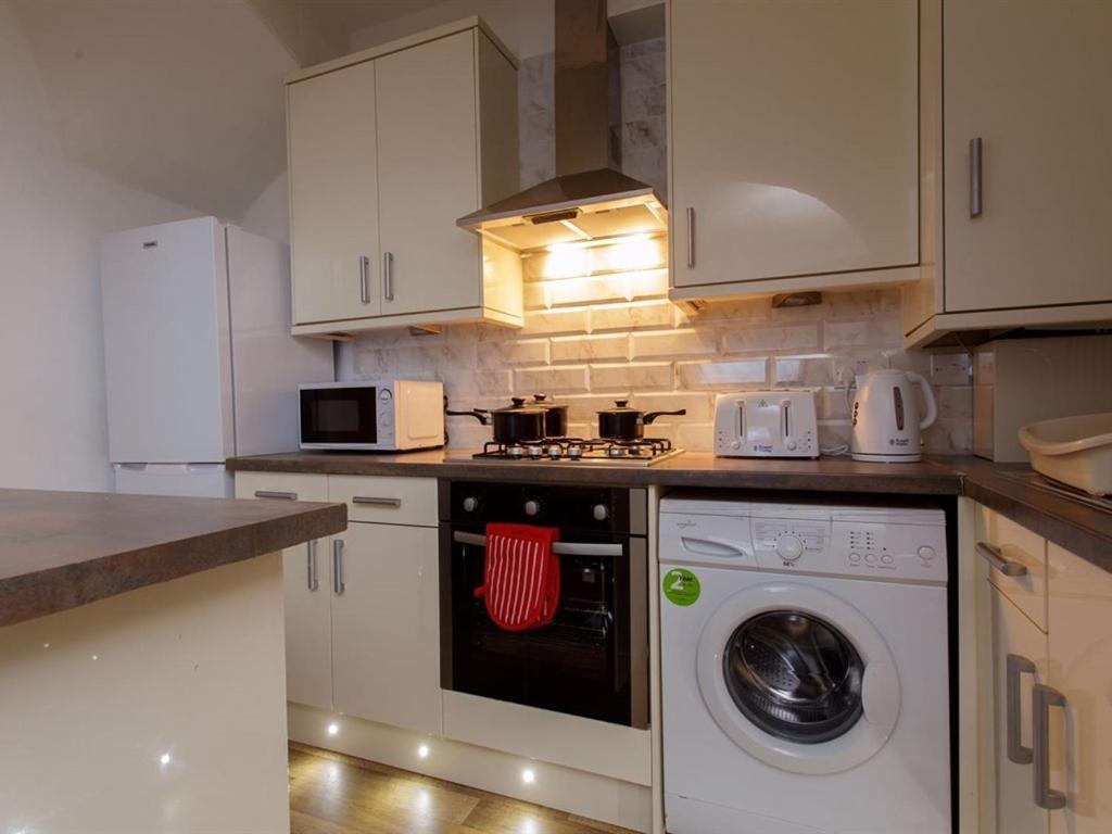 Shaftesbury * Leeds (West Yorkshire)
