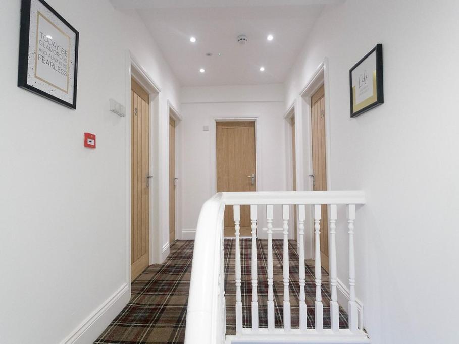 Hillcrest Apartment *