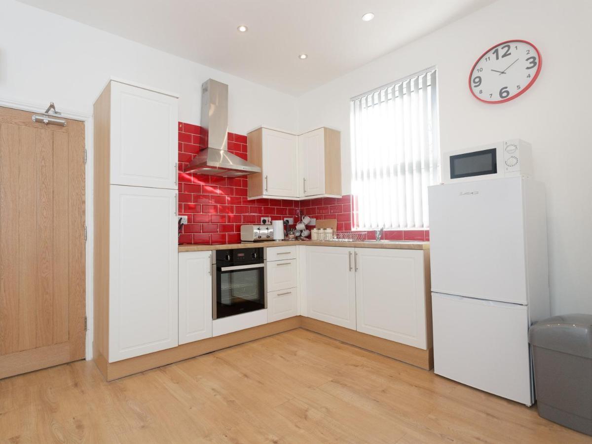 Hillcrest Apartment *