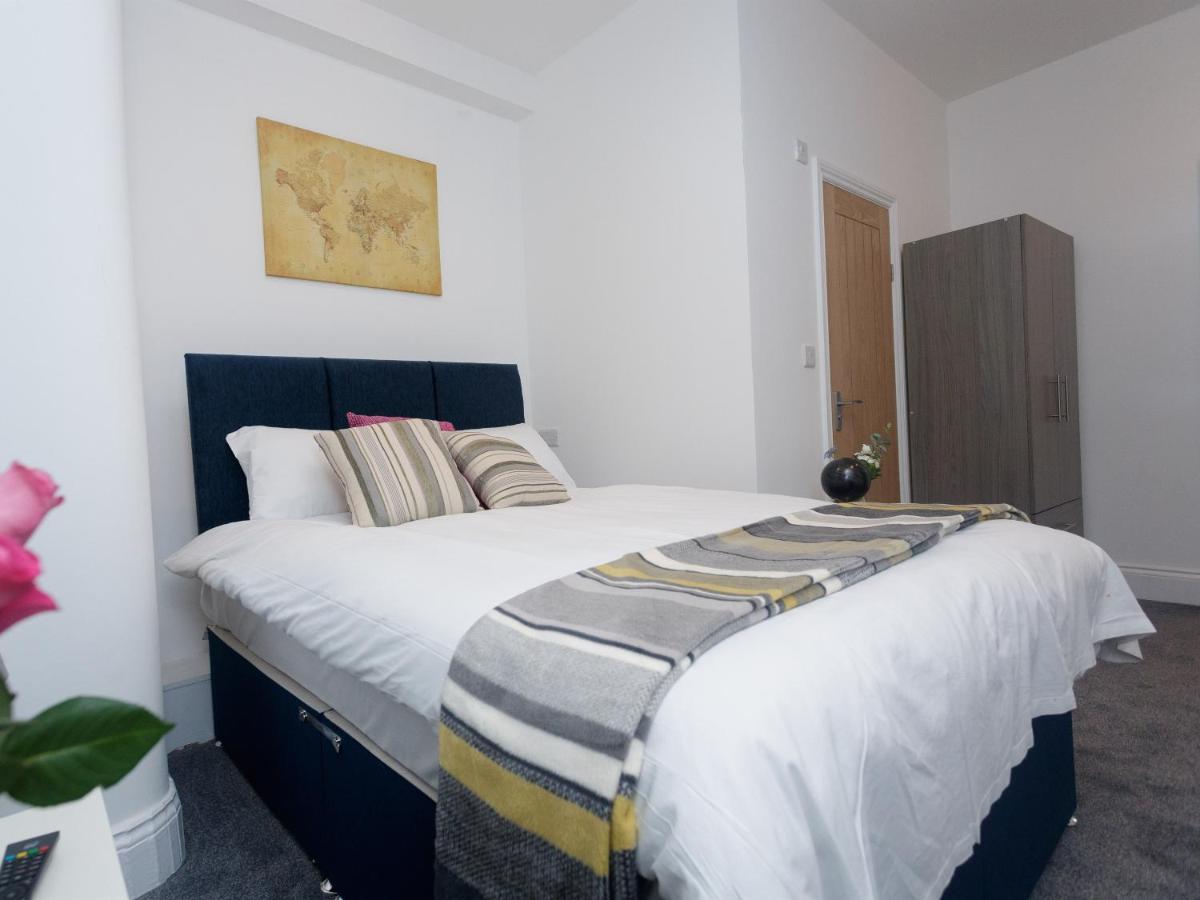 Hillcrest Apartment *