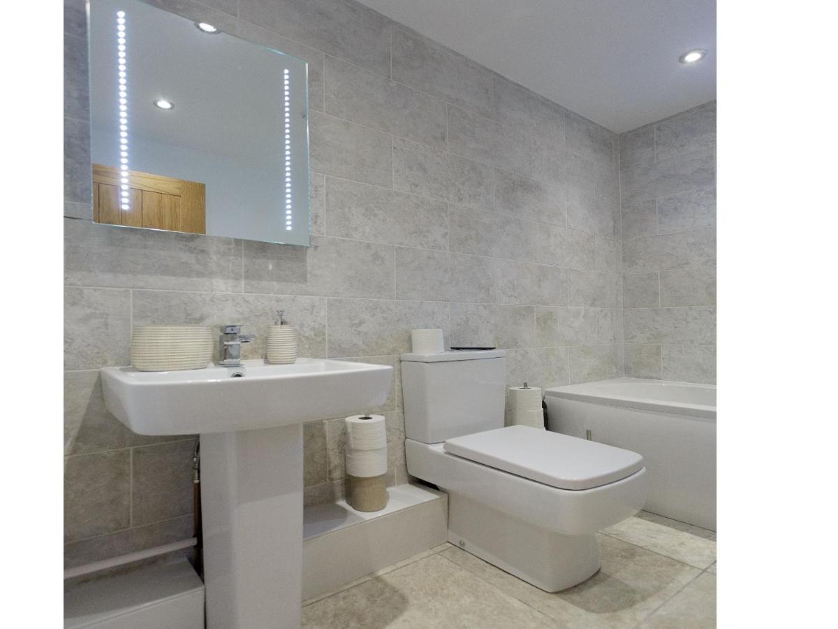 Live In Leeds Greenhill Apartment