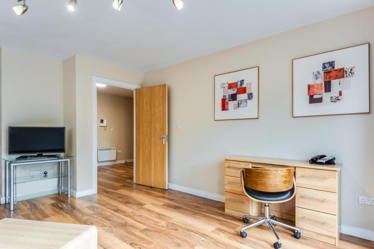 Roomzzz Leeds Headingley 4*