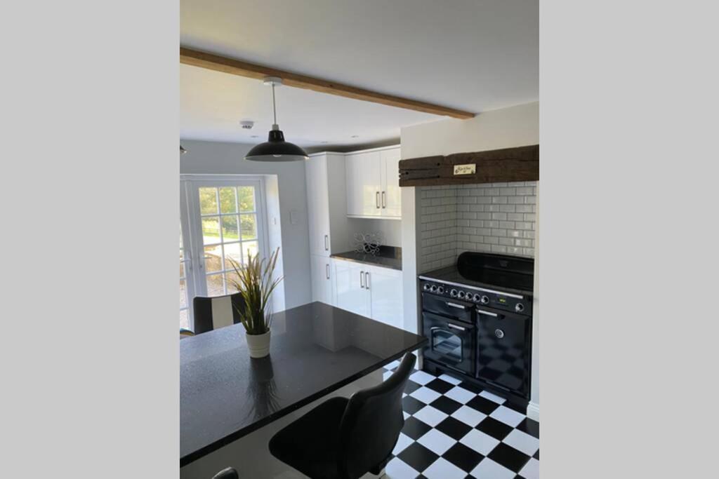 Coach House, 5.8 Acres With Hot Tub And Lake *