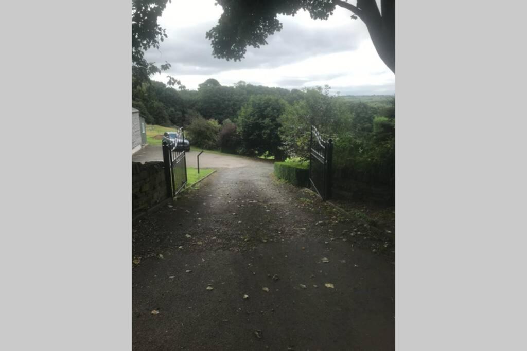 Coach House, 5.8 Acres With Hot Tub And Lake * Leeds (West Yorkshire)