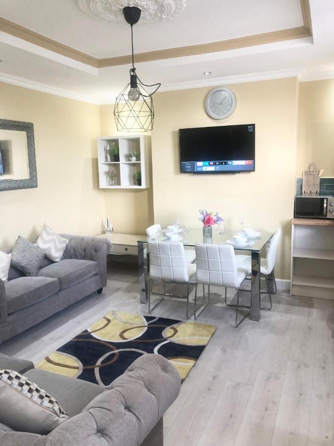 Beautiful 3 Bedroom 2 Bathroom House Close To Centre Apartment