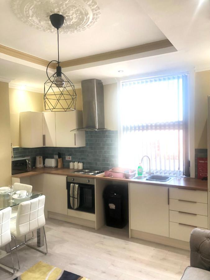 Beautiful 3 Bedroom 2 Bathroom House Close To Centre Apartment *