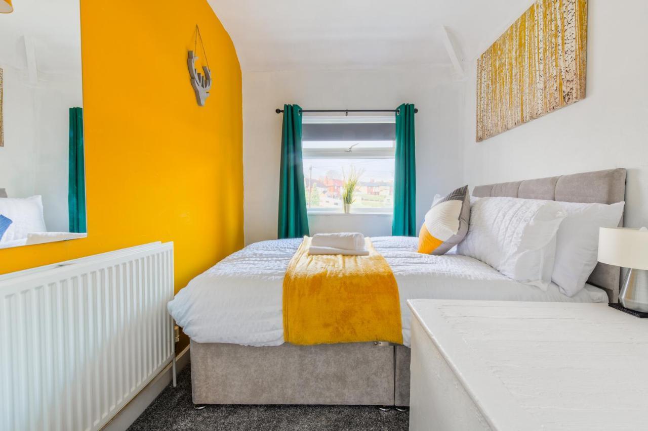 Rookwood House - Spacious With Free Parking - Short Leeds Holiday home *