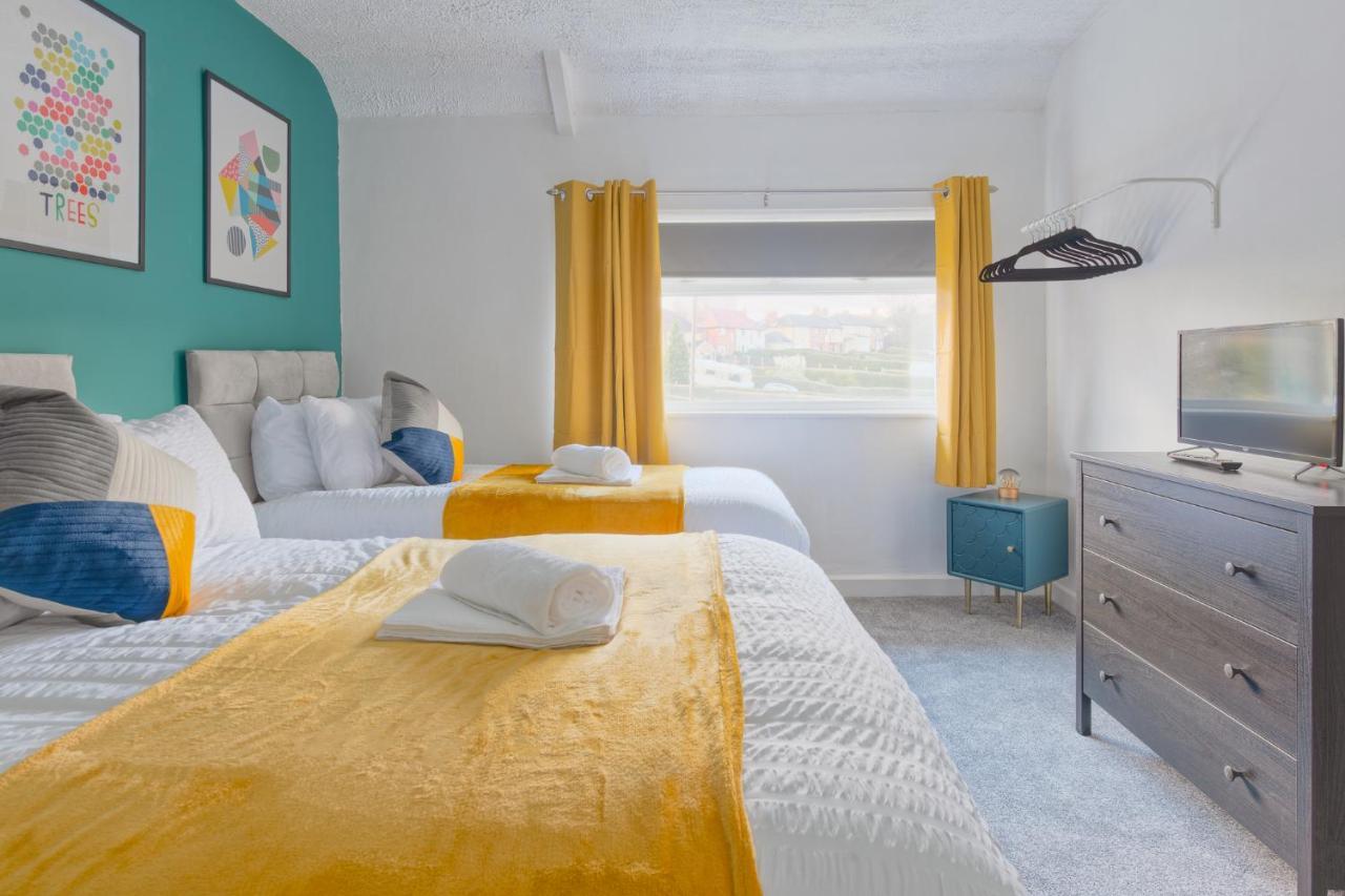 Rookwood House - Spacious With Free Parking - Short Leeds Holiday home *