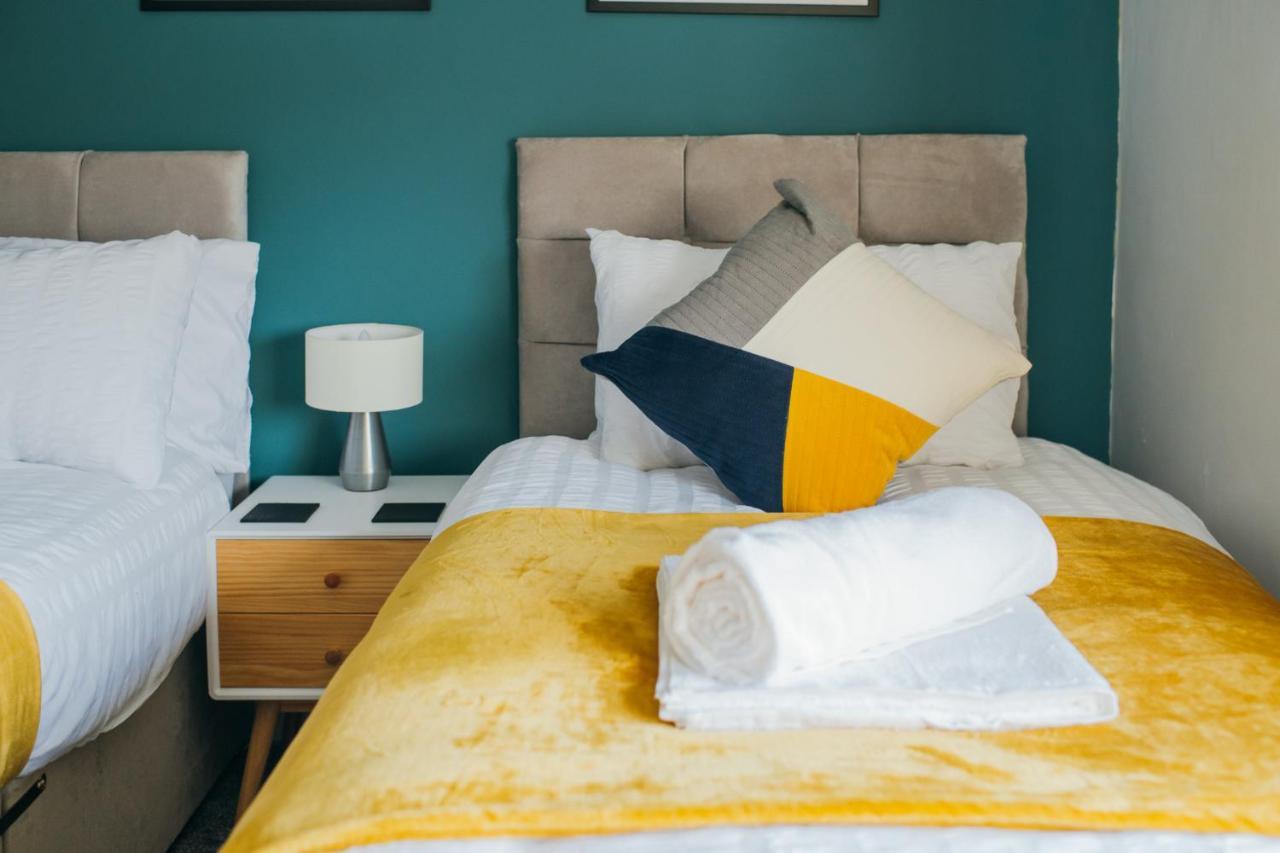 Rookwood House - Spacious With Free Parking - Short Leeds Holiday home *