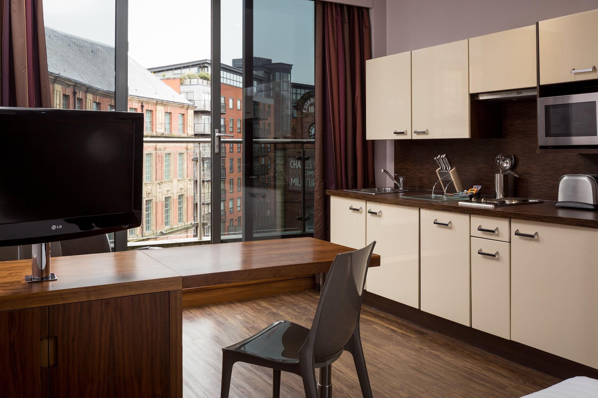 Roomzzz Leeds Aparthotel 4*