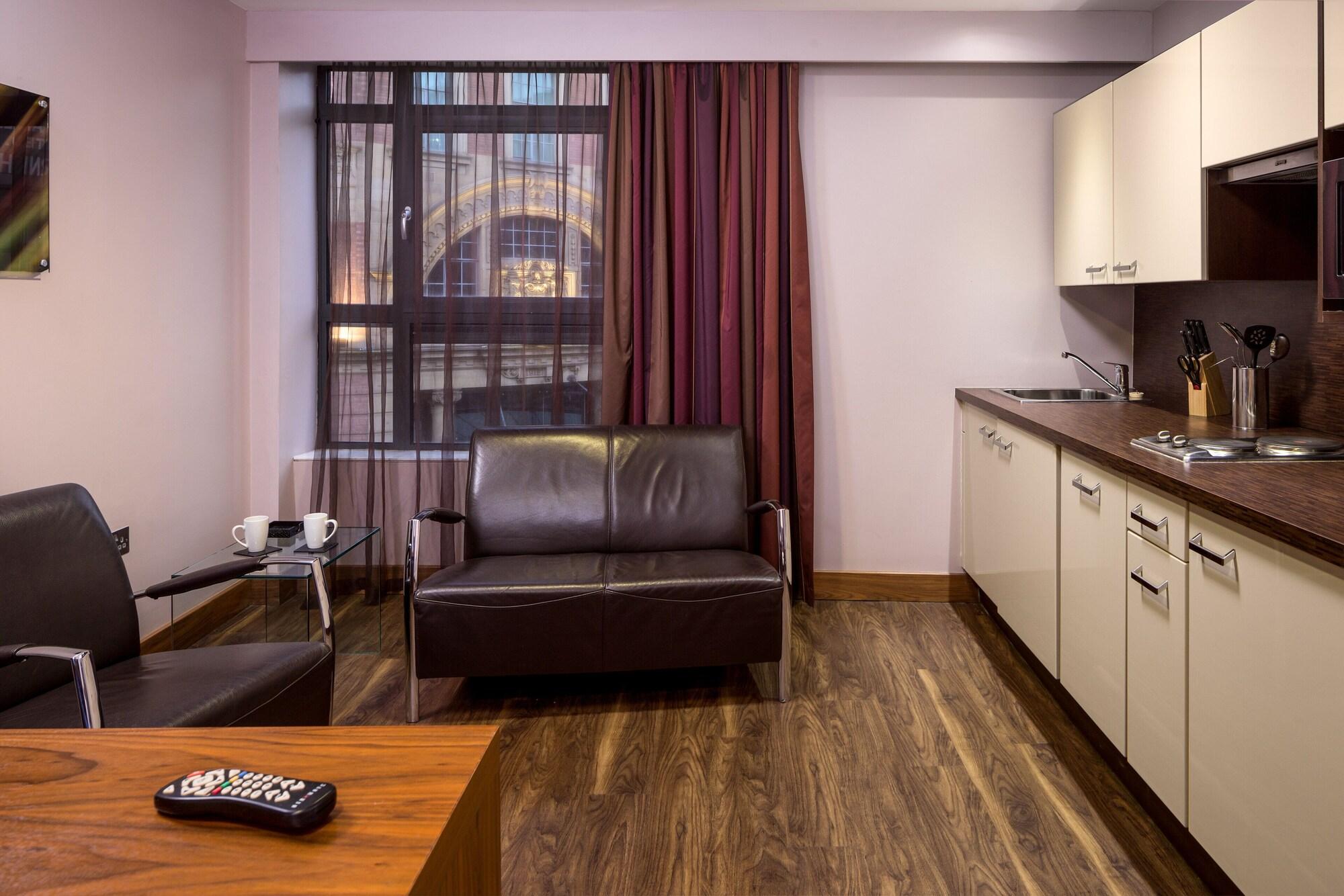 Roomzzz Leeds Aparthotel 4*