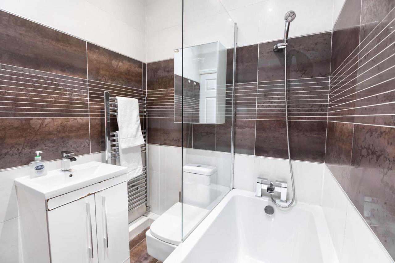 Modern Close To City Centre With Parking Leeds (West Yorkshire)