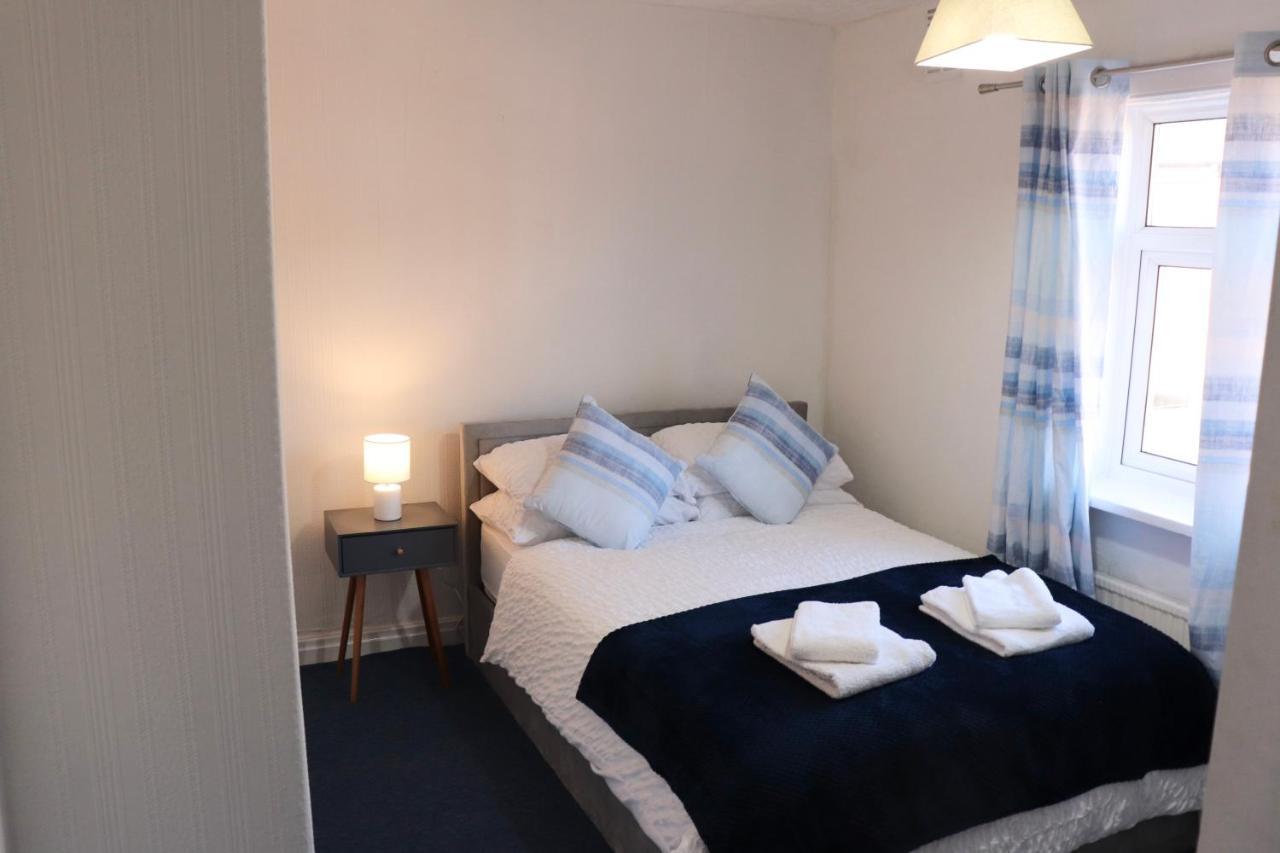 Spacious & Comfortable 3 Bedroom House - Free Wifi & Free Parking Apartment *