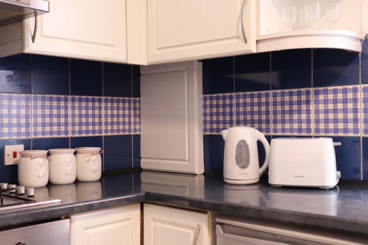 Apartment Spacious & Comfortable 3 Bedroom House - Free Wifi & Free Parking