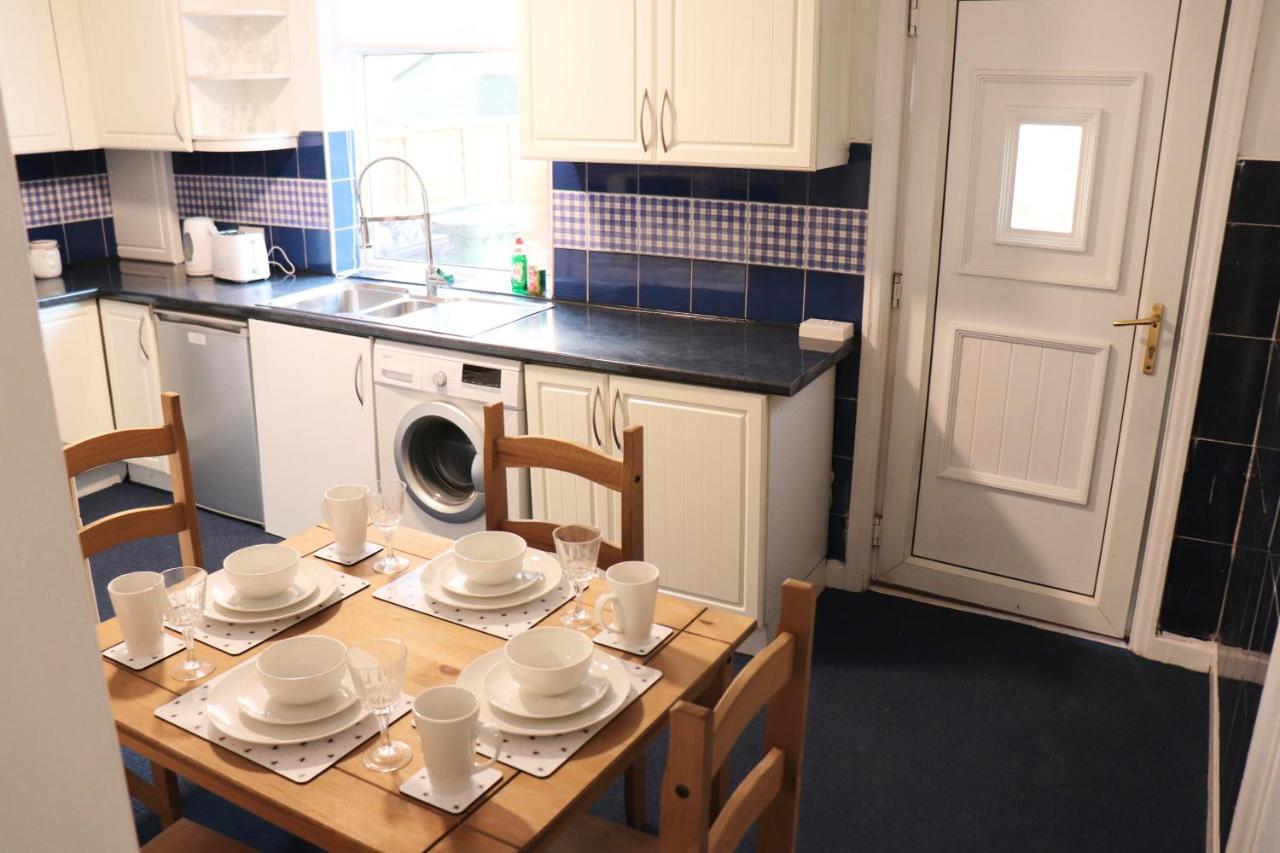 Spacious & Comfortable 3 Bedroom House - Free Wifi & Free Parking *