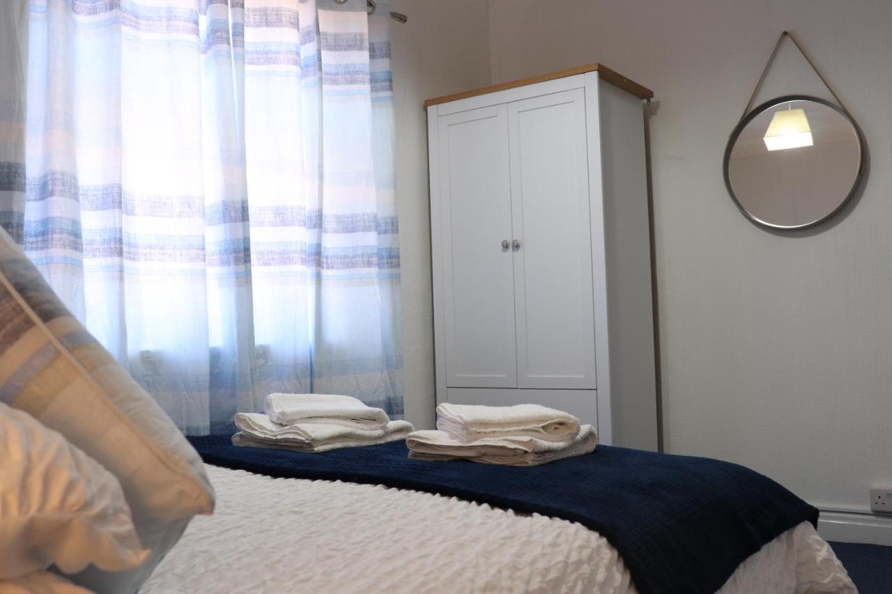 Spacious & Comfortable 3 Bedroom House - Free Wifi & Free Parking Apartment
