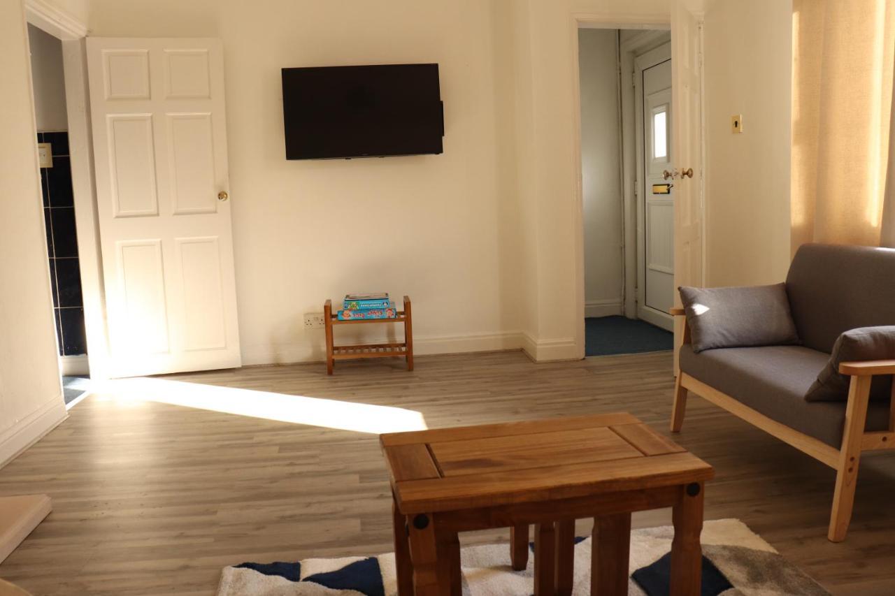 Spacious & Comfortable 3 Bedroom House - Free Wifi & Free Parking Leeds (West Yorkshire)