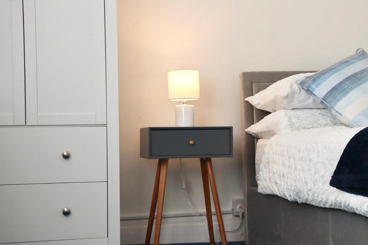 Spacious & Comfortable 3 Bedroom House - Free Wifi & Free Parking *
