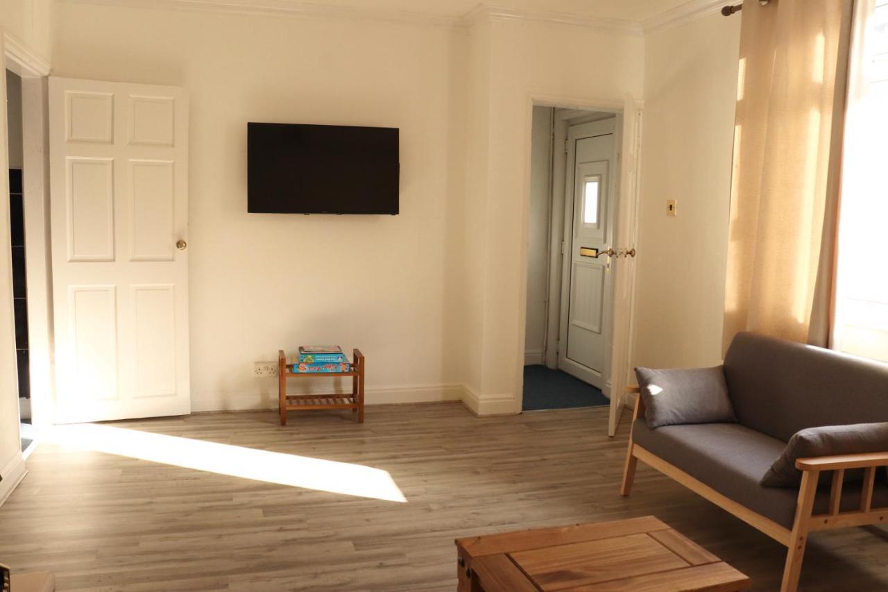Spacious & Comfortable 3 Bedroom House - Free Wifi & Free Parking *