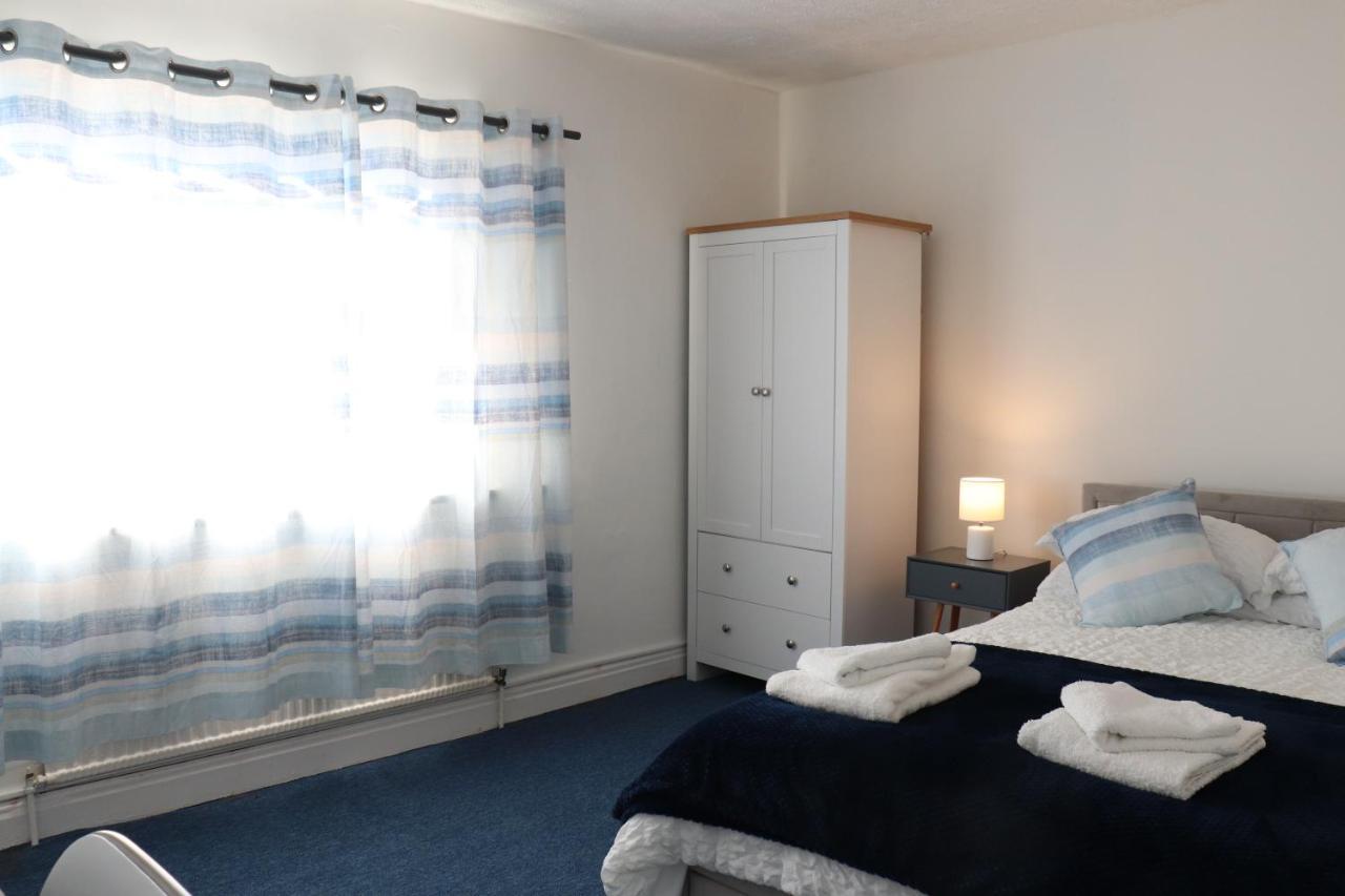 Spacious & Comfortable 3 Bedroom House - Free Wifi & Free Parking Apartment