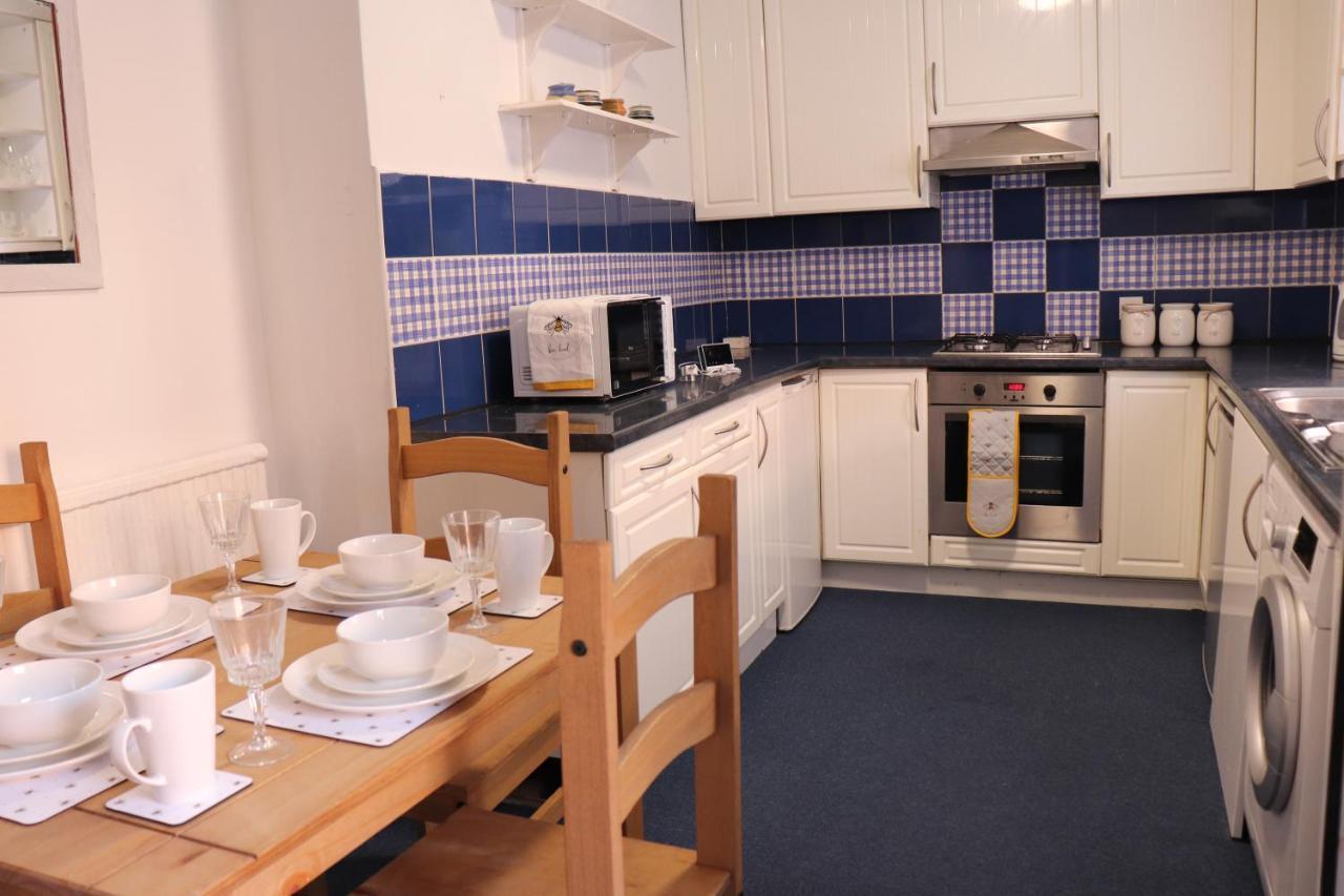 Spacious & Comfortable 3 Bedroom House - Free Wifi & Free Parking