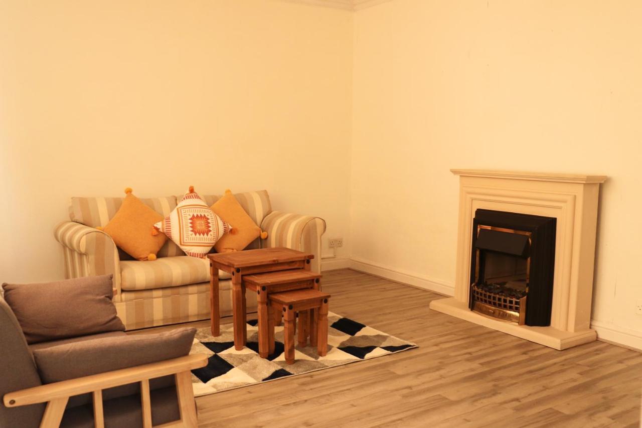 Spacious & Comfortable 3 Bedroom House - Free Wifi & Free Parking Apartment