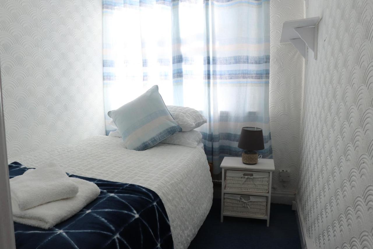 Spacious & Comfortable 3 Bedroom House - Free Wifi & Free Parking * Leeds (West Yorkshire)