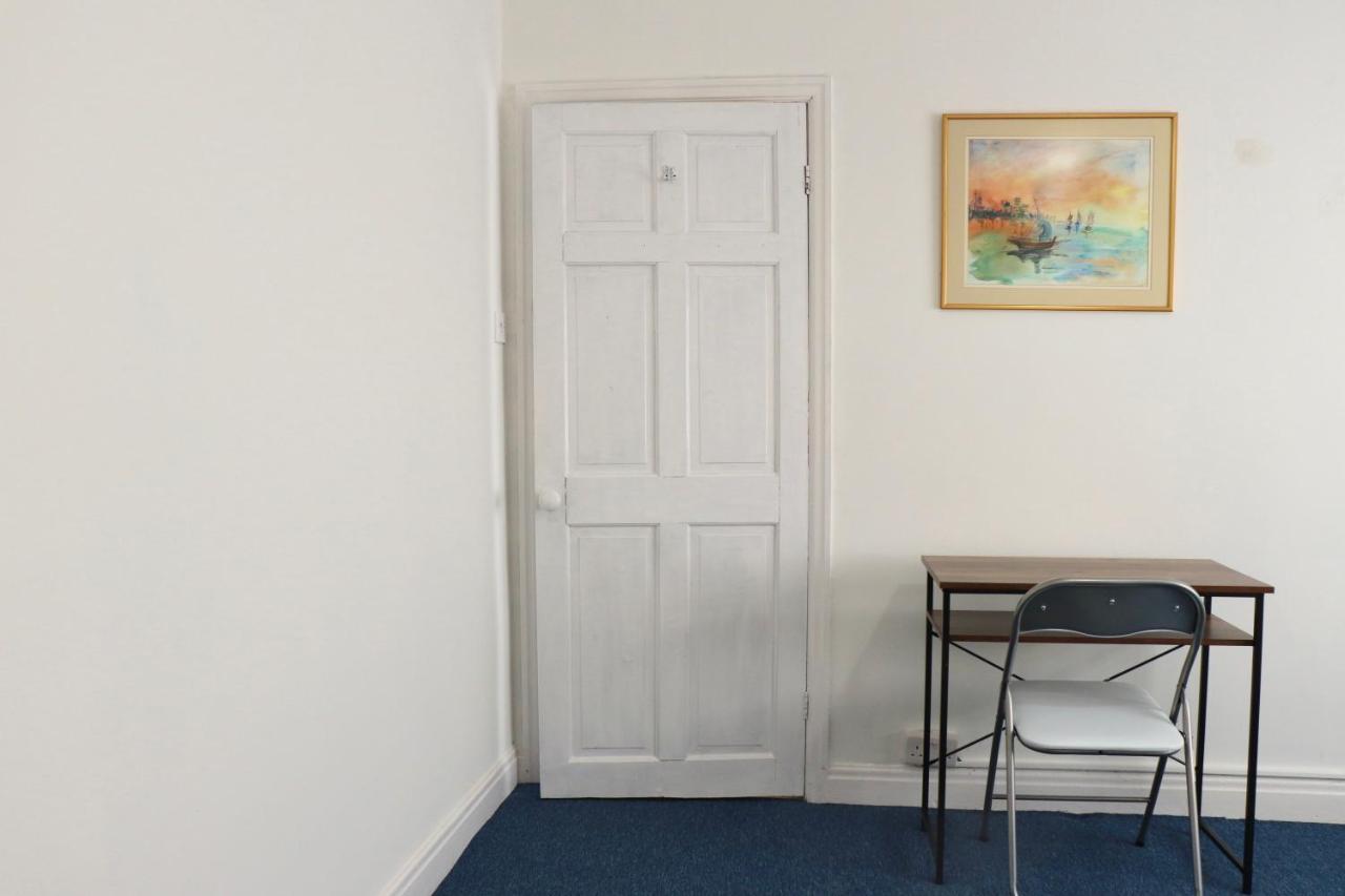 Spacious & Comfortable 3 Bedroom House - Free Wifi & Free Parking Leeds (West Yorkshire)