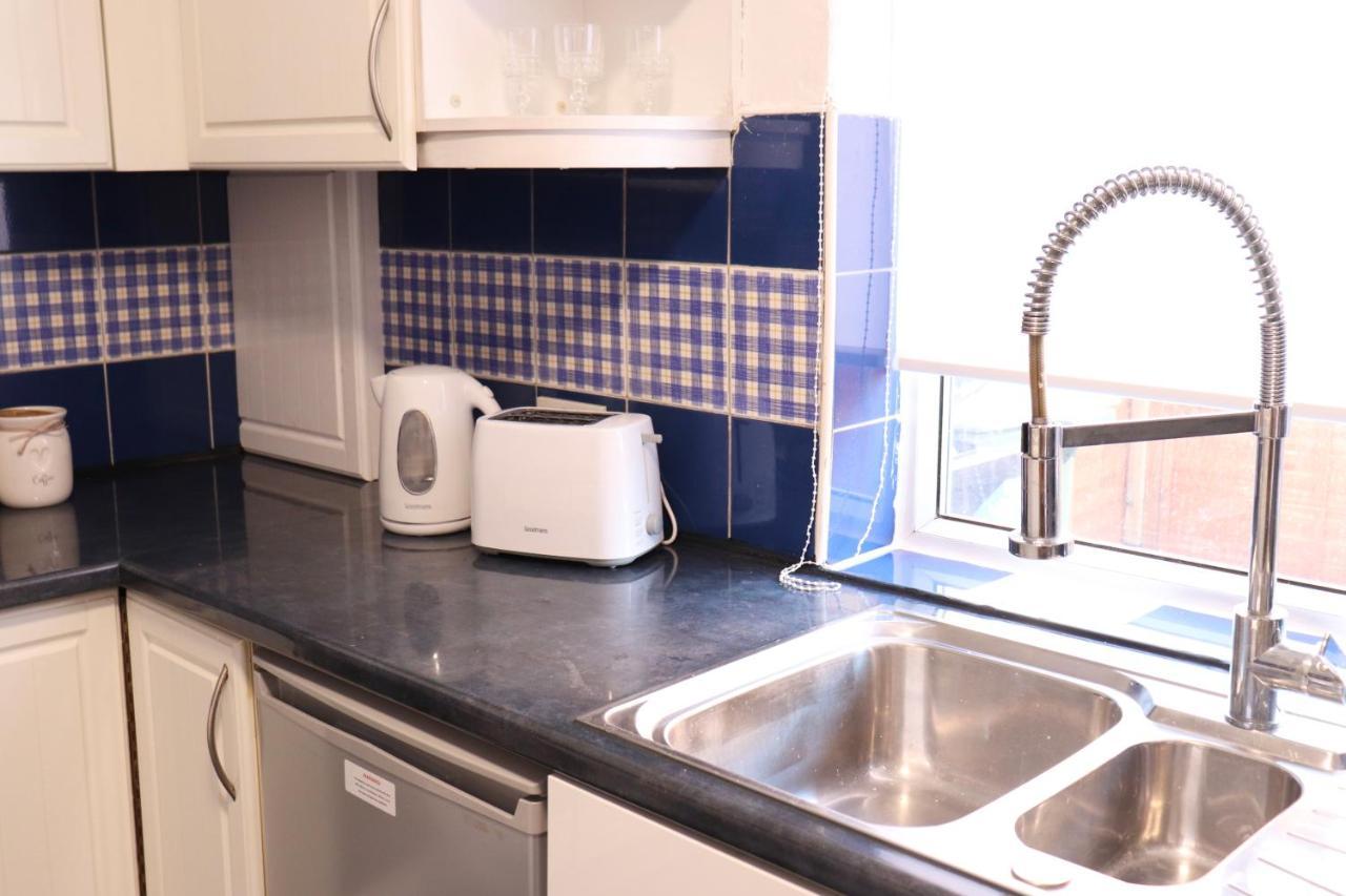 Spacious & Comfortable 3 Bedroom House - Free Wifi & Free Parking Apartment