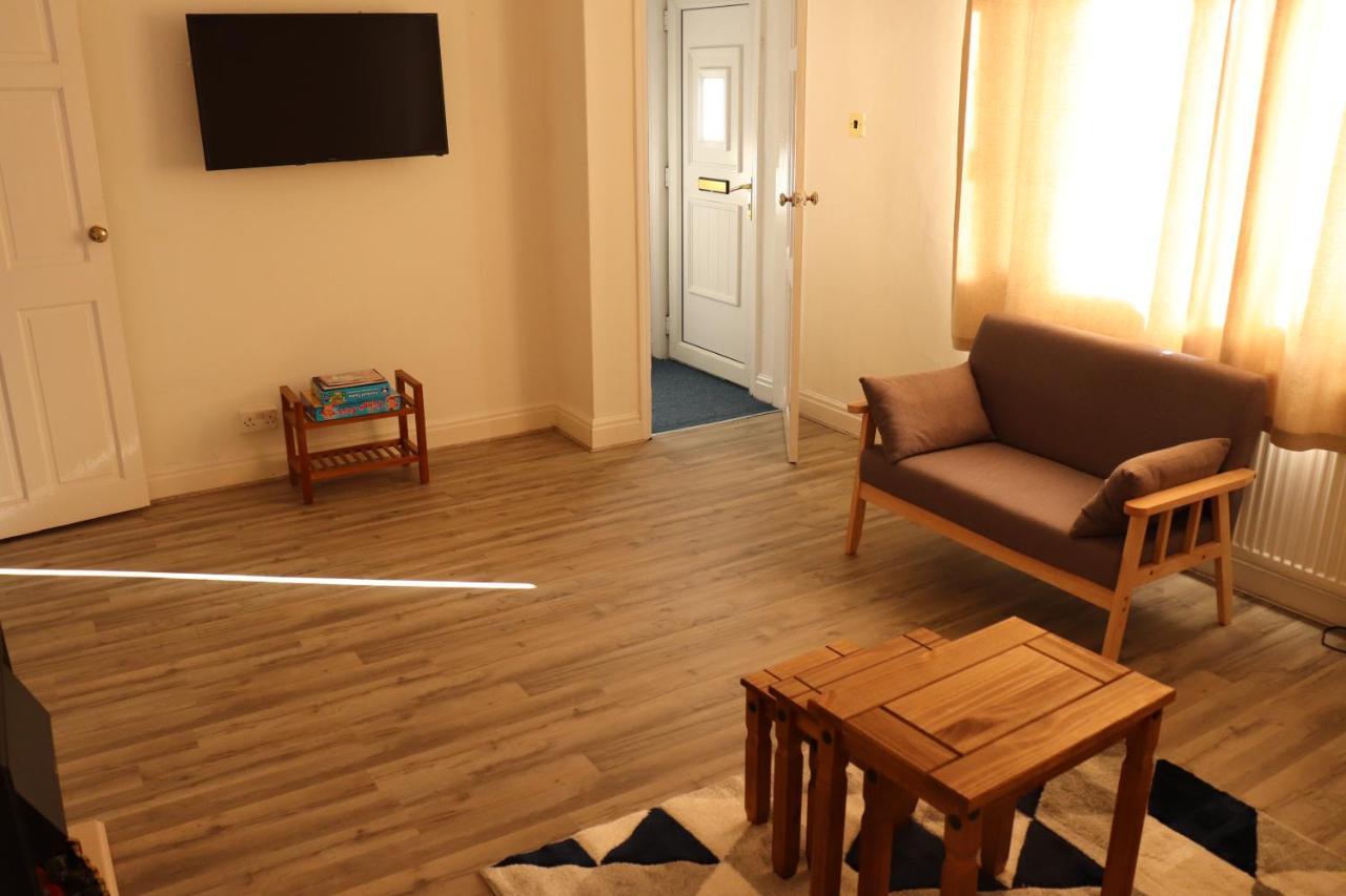 Apartment Spacious & Comfortable 3 Bedroom House - Free Wifi & Free Parking *