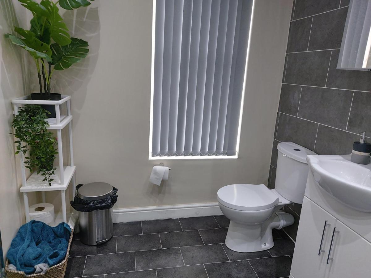 Spacious Two Bedroom House, Parking And Wifi Holiday home *