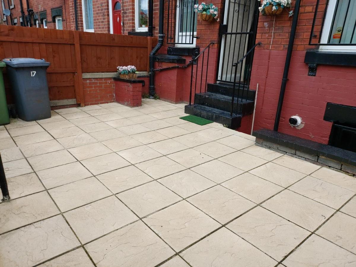 Holiday home Spacious Two Bedroom House, Parking And Wifi *