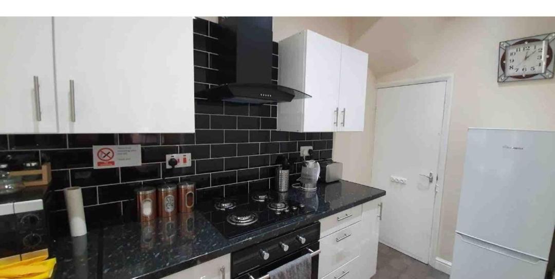 Spacious Two Bedroom House, Parking And Wifi * Leeds (West Yorkshire)