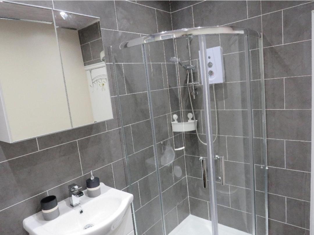 Spacious Two Bedroom House, Parking And Wifi Holiday home