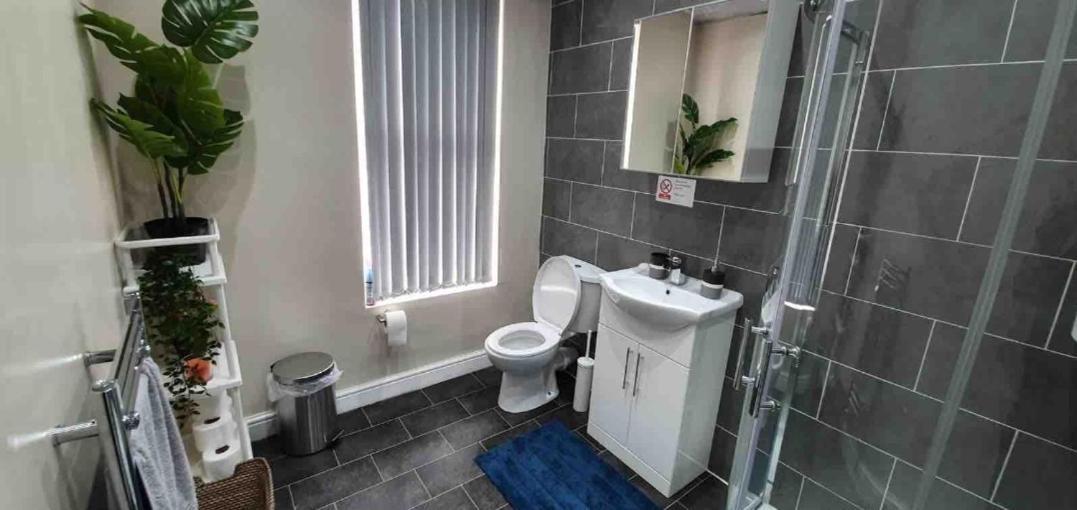 Spacious Two Bedroom House, Parking And Wifi *