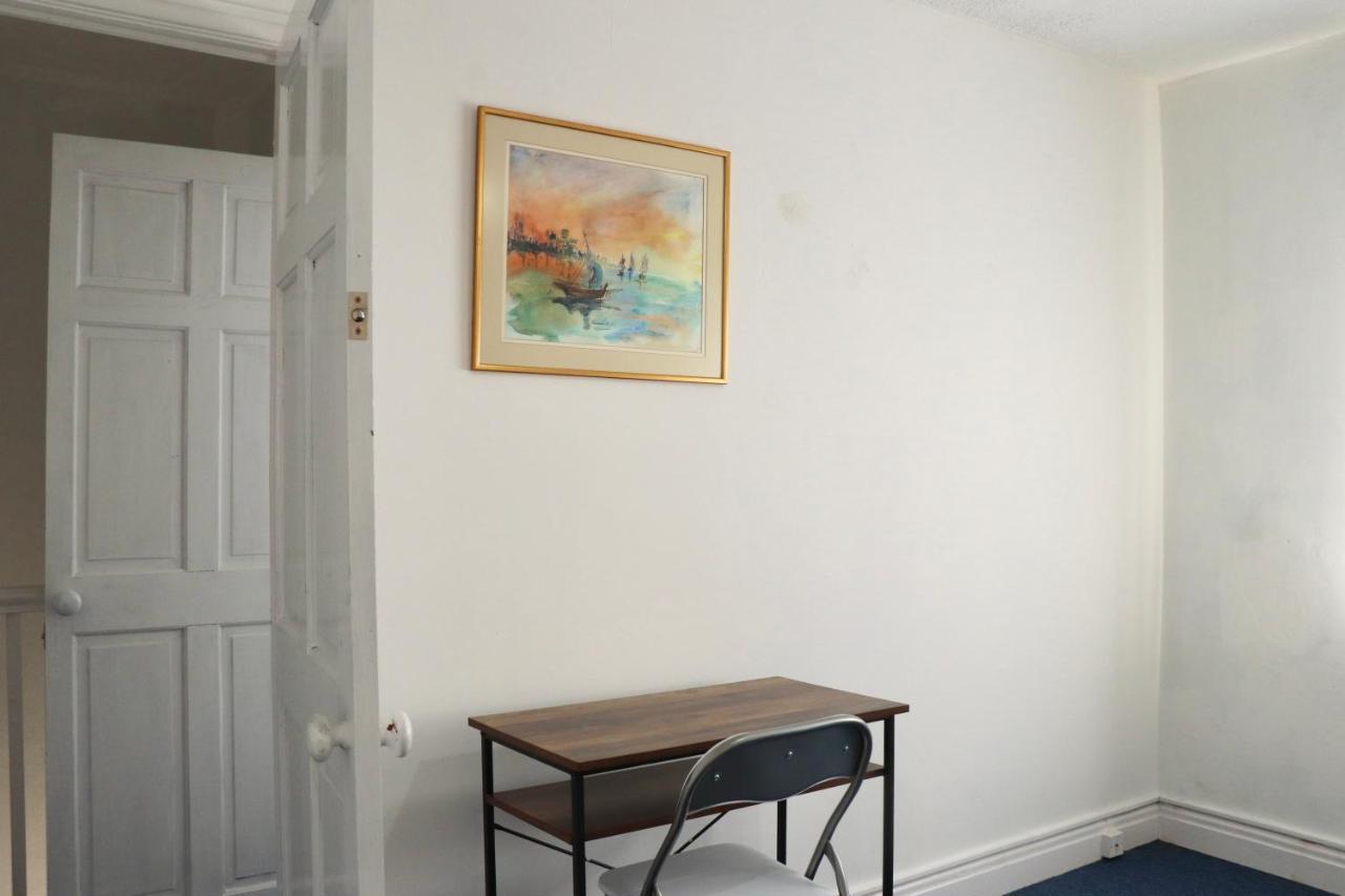 Spacious & Comfortable 3 Bedroom House - Free Wifi & Free Parking Apartment