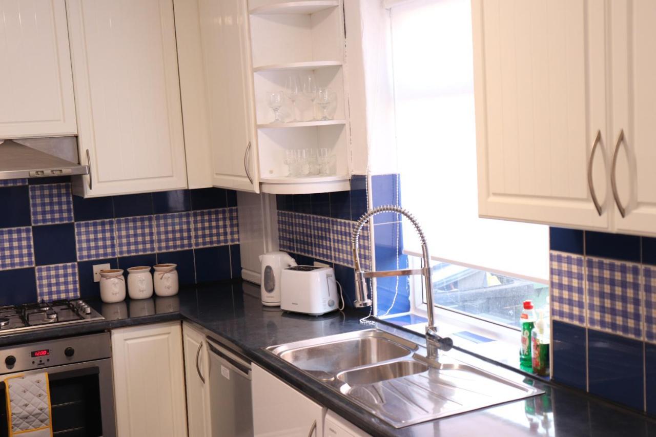 Spacious & Comfortable 3 Bedroom House - Free Wifi & Free Parking *
