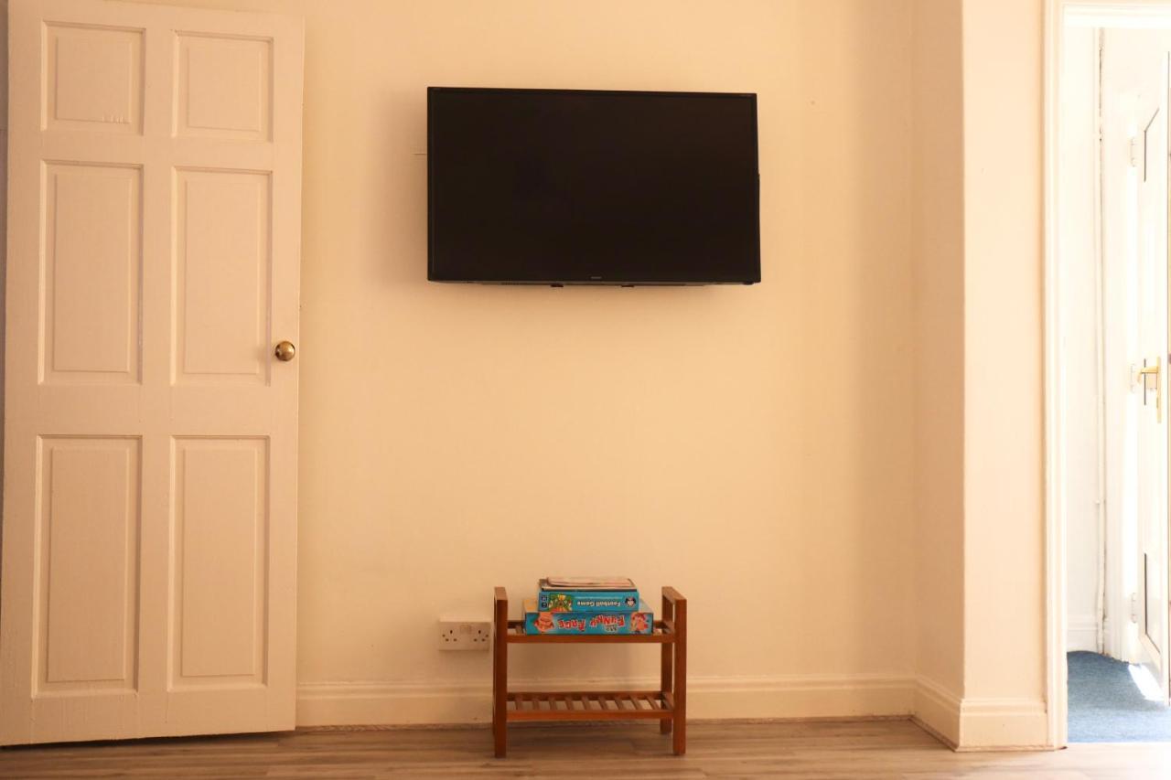 Spacious & Comfortable 3 Bedroom House - Free Wifi & Free Parking