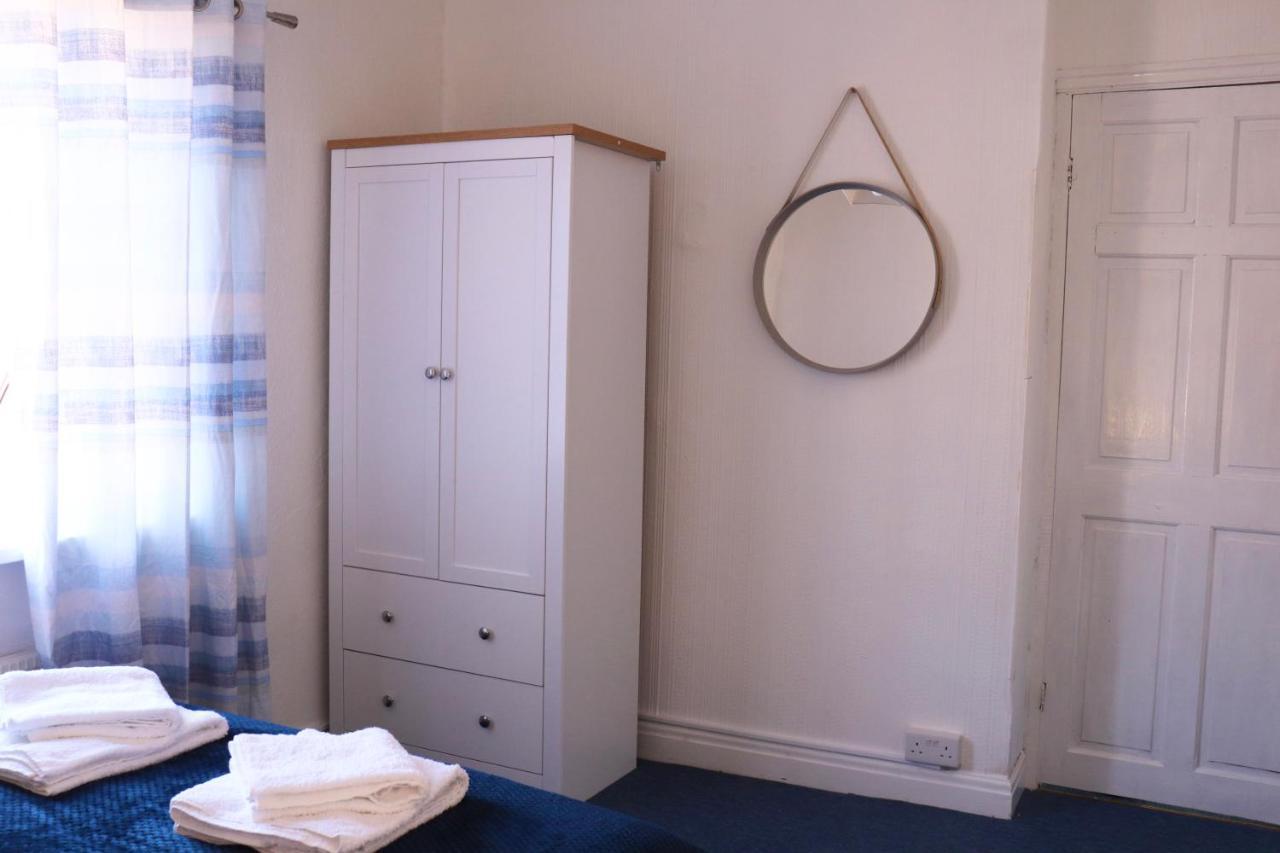 Spacious & Comfortable 3 Bedroom House - Free Wifi & Free Parking * Leeds (West Yorkshire)
