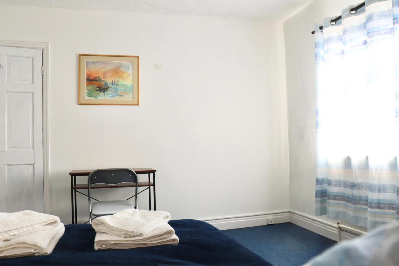 Spacious & Comfortable 3 Bedroom House - Free Wifi & Free Parking Apartment *