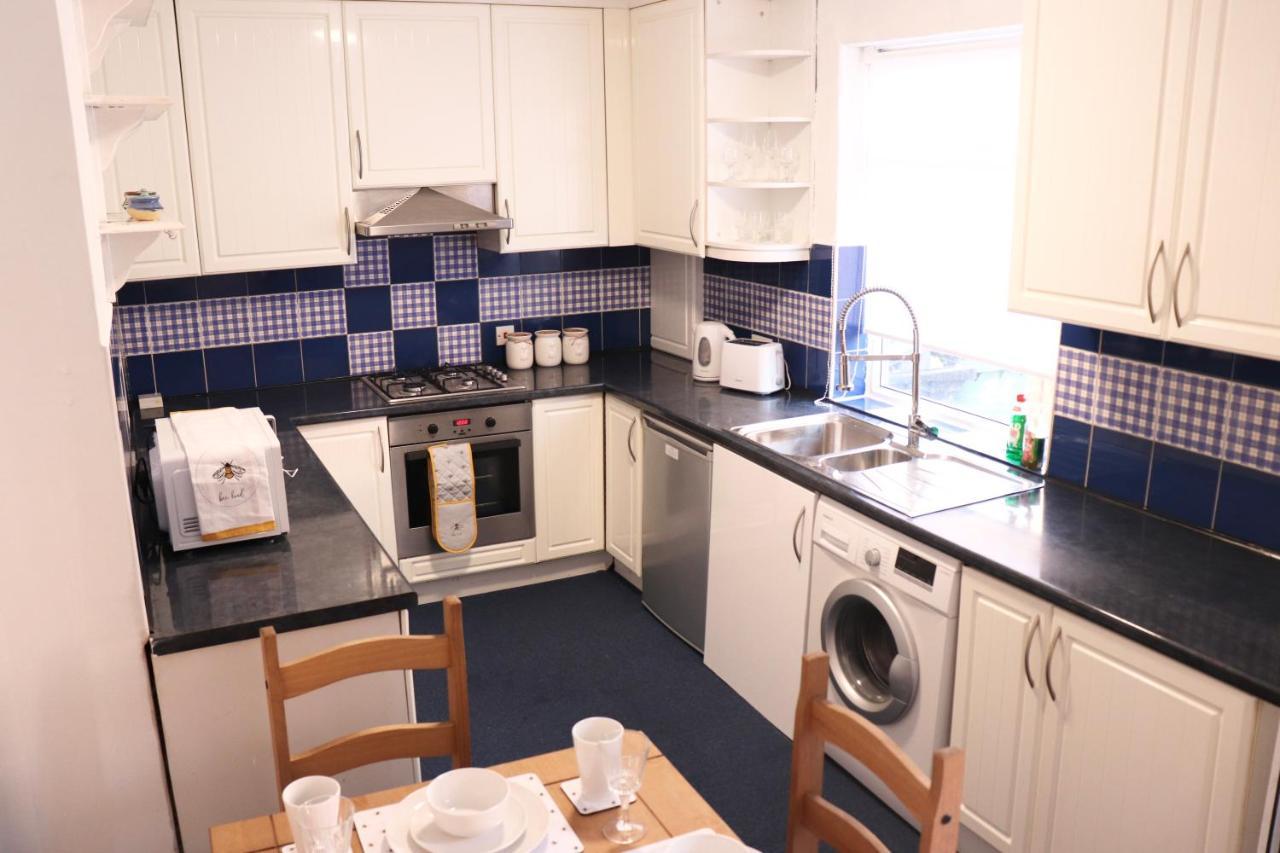 Apartment Spacious & Comfortable 3 Bedroom House - Free Wifi & Free Parking *