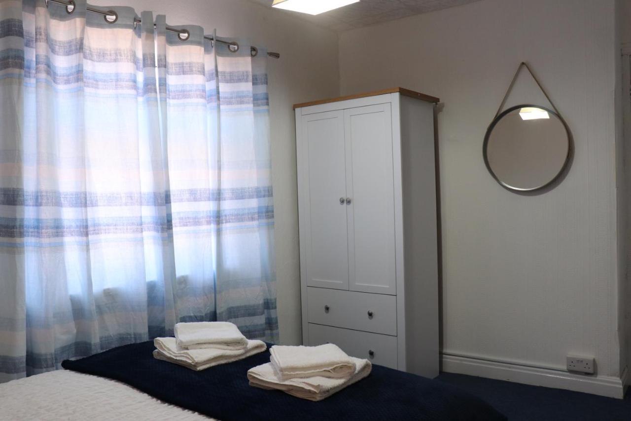 Apartment Spacious & Comfortable 3 Bedroom House - Free Wifi & Free Parking