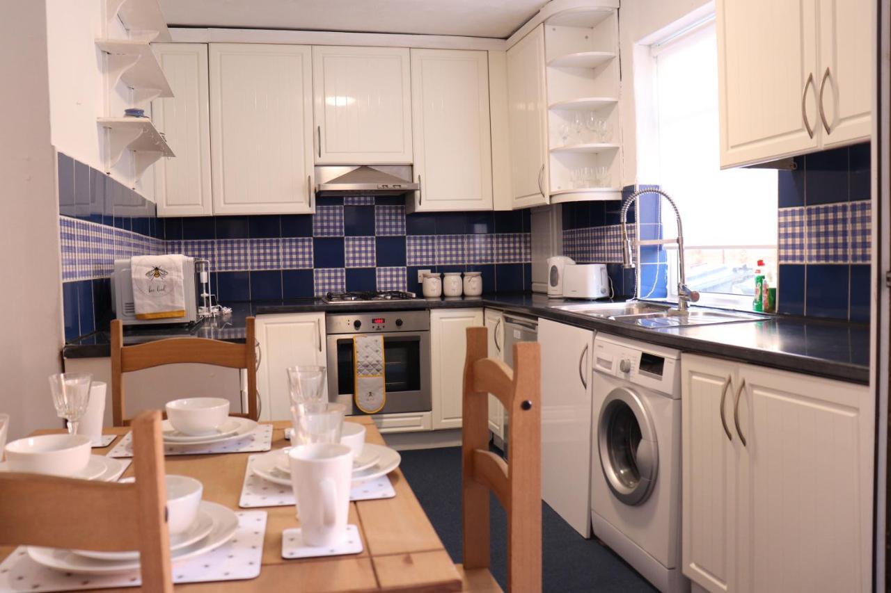Spacious & Comfortable 3 Bedroom House - Free Wifi & Free Parking