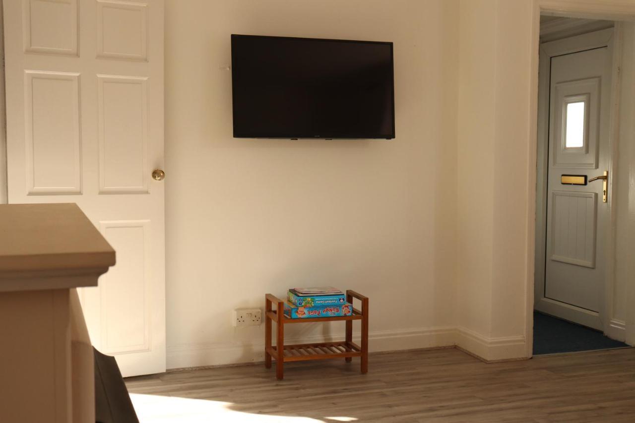 Spacious & Comfortable 3 Bedroom House - Free Wifi & Free Parking *