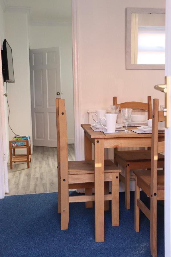 Spacious & Comfortable 3 Bedroom House - Free Wifi & Free Parking Apartment Leeds (West Yorkshire)