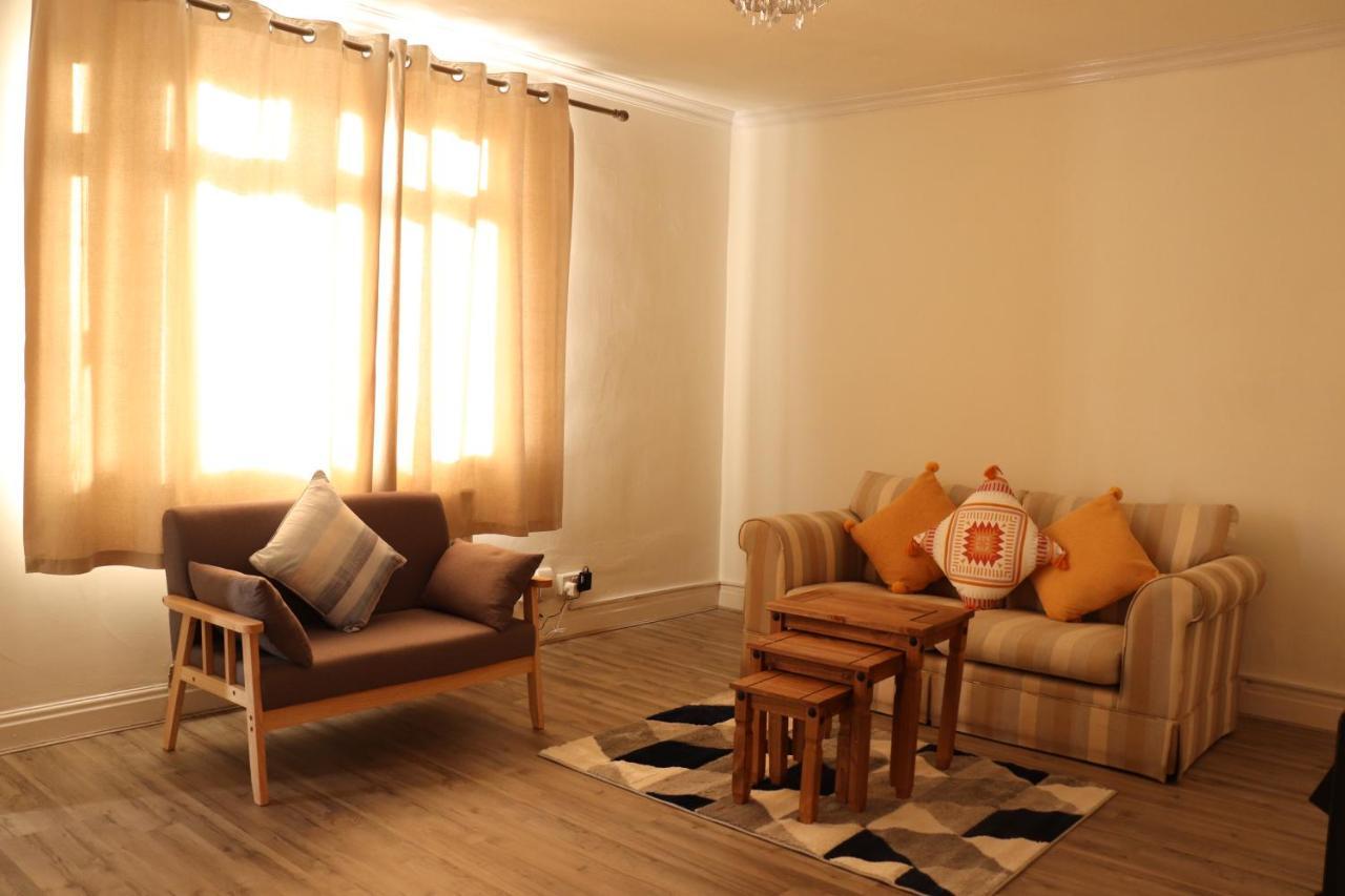 Spacious & Comfortable 3 Bedroom House - Free Wifi & Free Parking *