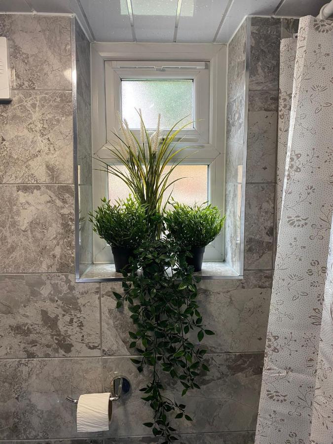 Apartment Charming, Cosy Hideaway With Free Wifi, Parking