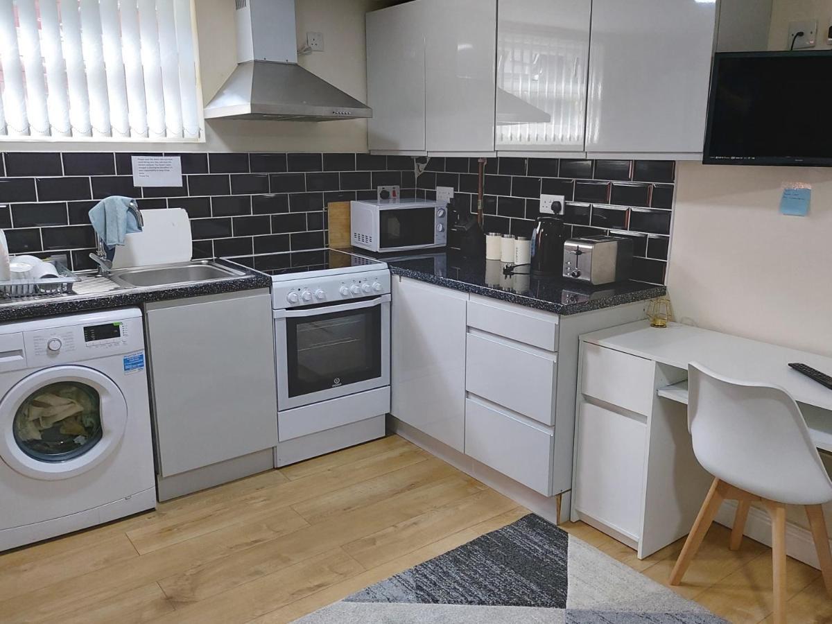 Lovely Studio-flat With Free Parking, Free Wifi. * Leeds (West Yorkshire)