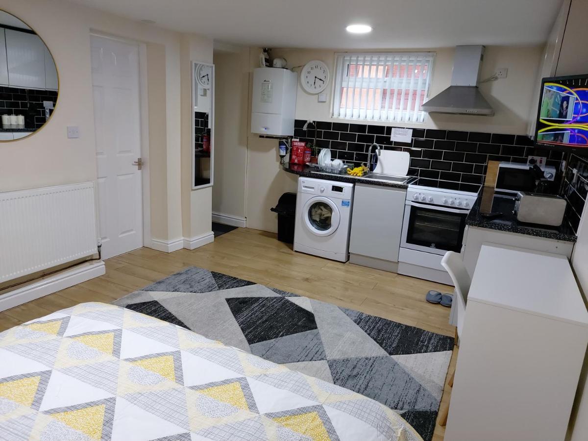 Apartment Lovely Studio-flat With Free Parking, Free Wifi. *