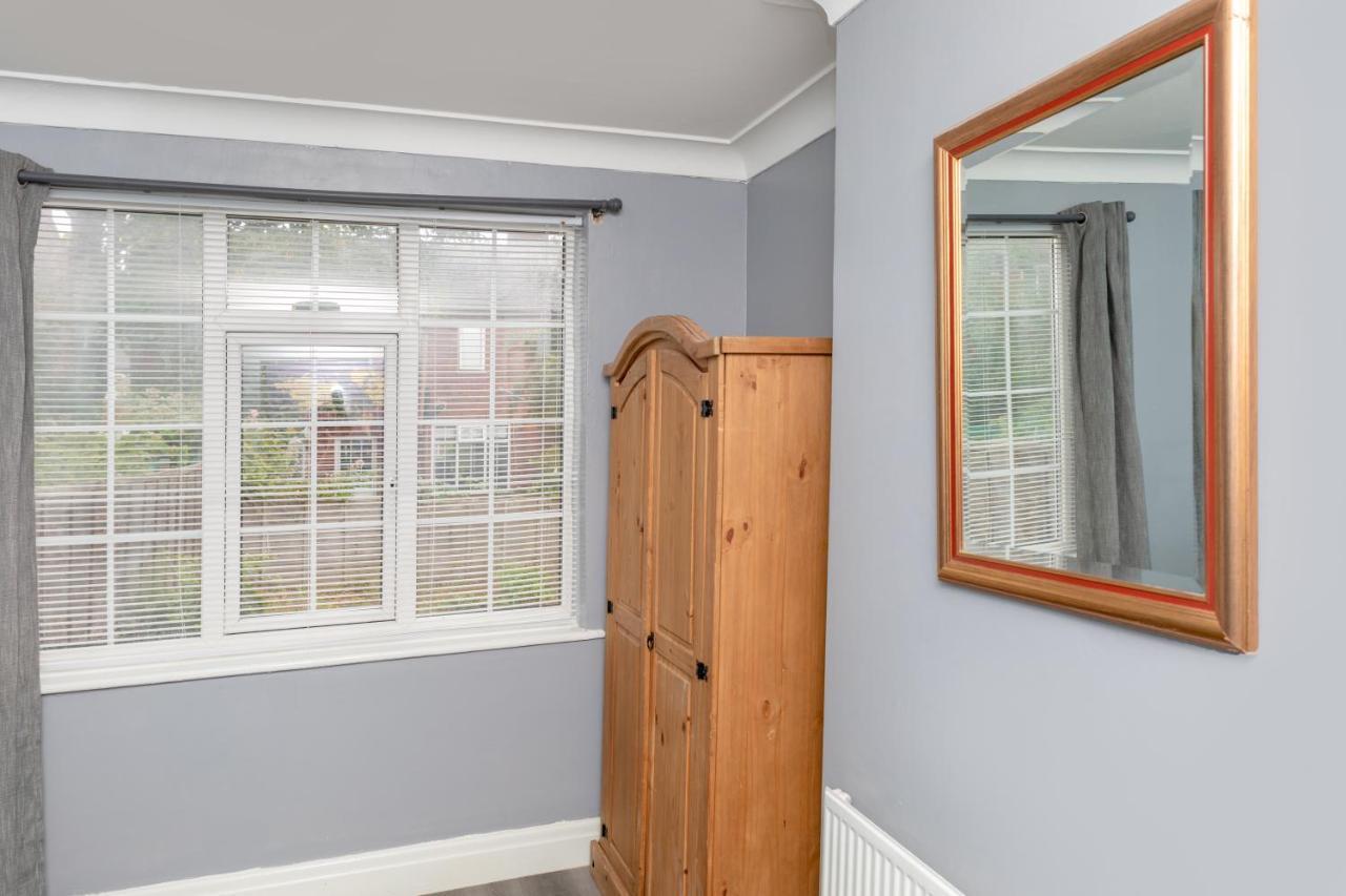 Leeds Centre Spacious House Free Parking And Wi-fi Apartment Leeds (West Yorkshire)